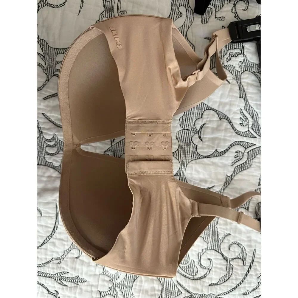 Skims‎ Bra - Picture 3 of 5